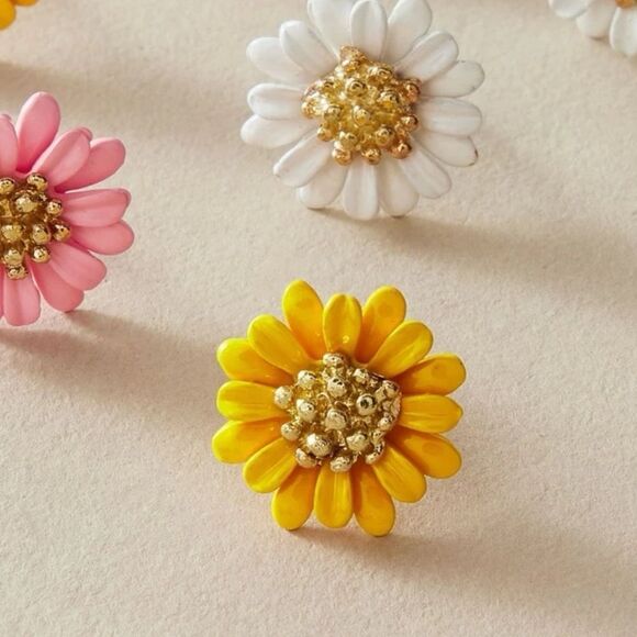 5/$25 DAISY TINY STUDS - Picture 3 of 4